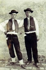 38 Mladenci v starsom type ludoveho kroja_Petrovec